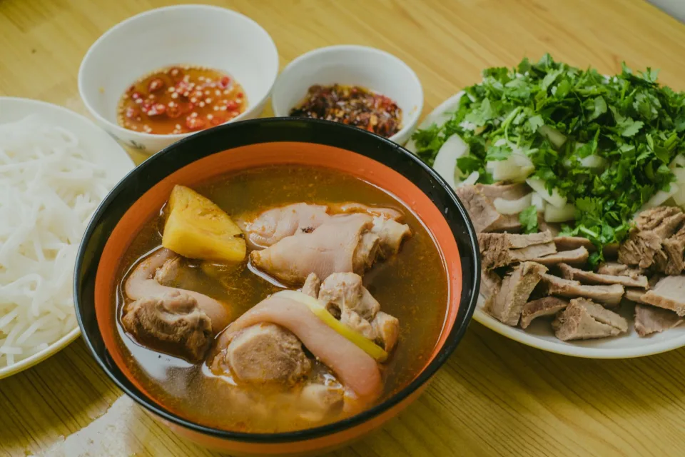 Sân ngoài trời buổi tối